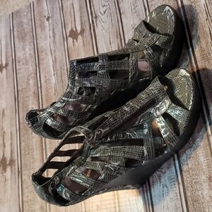 Nadara Shi by Journey silver & gray sandal wedge sandal shoe size 9 GUC